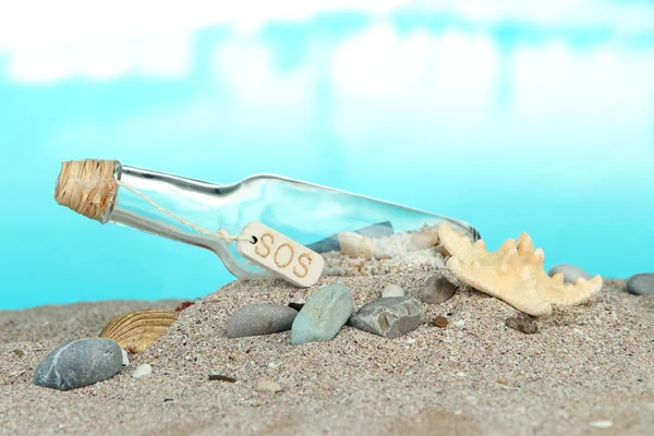Flaschenglas mit Hinweis innen auf hellblauem Hintergrund — Stockfoto