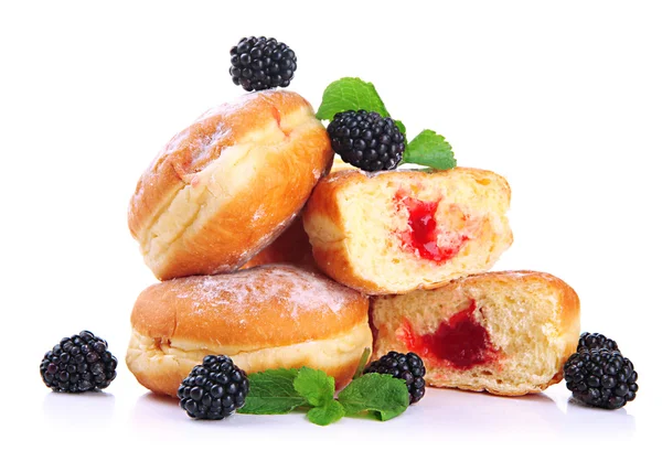 Leckere Donuts mit Beeren, isoliert auf weiß — Stockfoto
