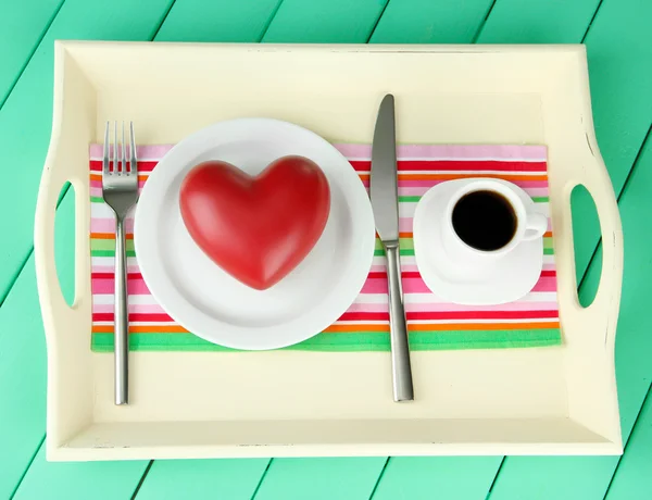 Holztablett mit Frühstück, auf farbigem Holzhintergrund — Stockfoto