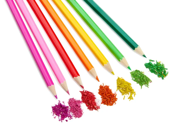 Kleur potloden met verscherping schaafsel geïsoleerd op wit — Stockfoto