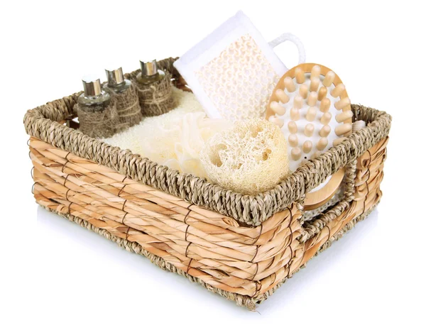 Set para spa en canasta de mimbre, aislado en blanco — Foto de Stock