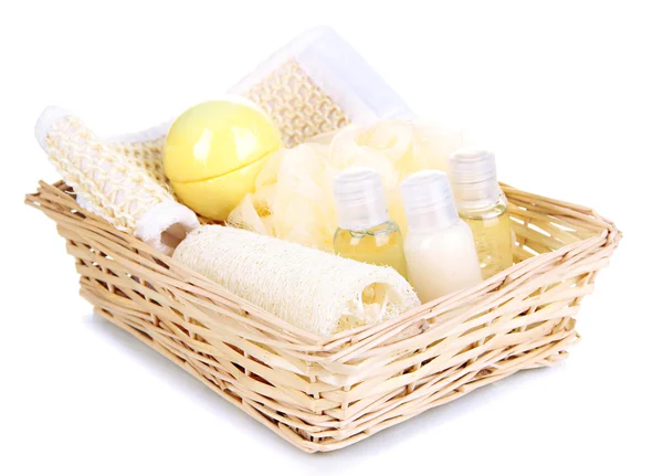 Conjunto para spa em cesta de vime, isolado em branco — Fotografia de Stock