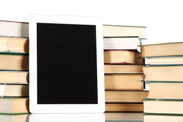 Tablet PC- en boeken geïsoleerd op wit — Stockfoto
