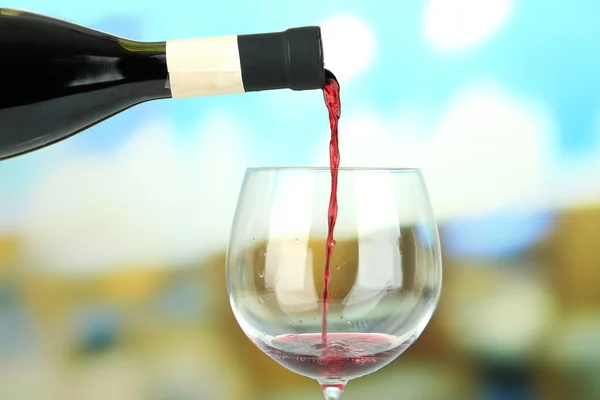 Kırmızı şarap şarap cam, parlak zemin üzerine dökülür — Stok fotoğraf