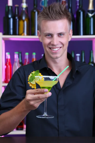 Yakışıklı barmen kokteyl bar, hazırlama portresi — Stok fotoğraf