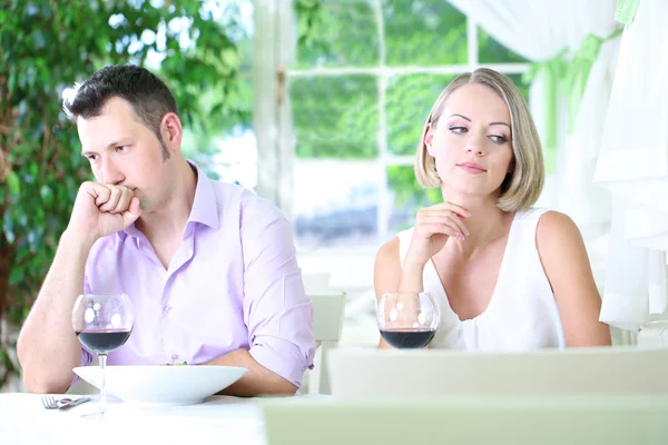 Les amoureux étant malheureux à cause de la date troublée — Photo