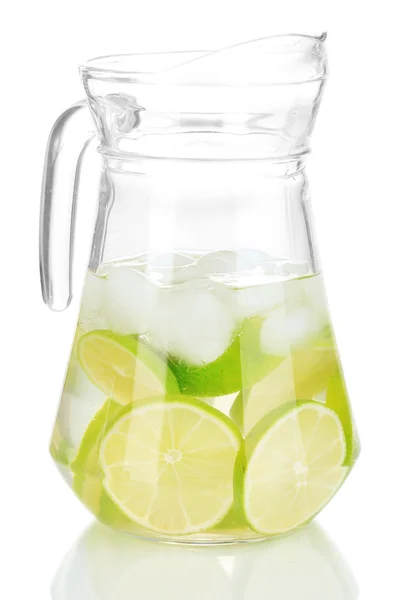 Agua fría con cal, limón y hielo aislados sobre blanco — Foto de Stock