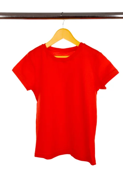 T-shirt colorida no cabide de roupas isolado no branco — Fotografia de Stock