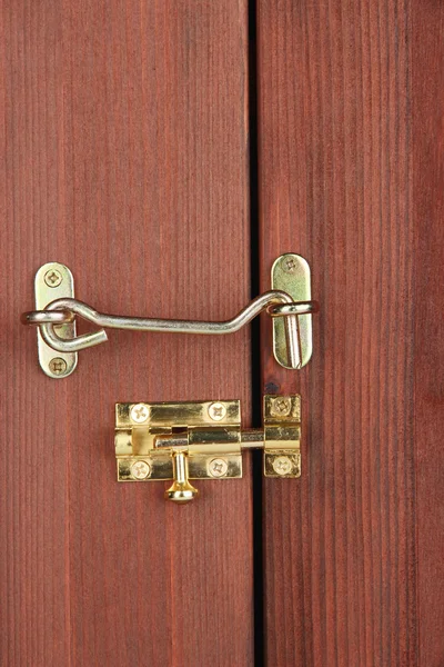 Kovový háček a deadbolt dřevěné dveře detail — Stock fotografie