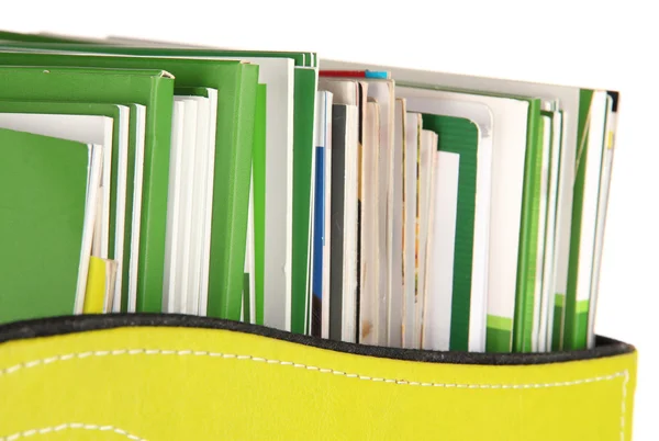 Zeitschriften und Ordner in grünem Karton, isoliert auf weiß — Stockfoto