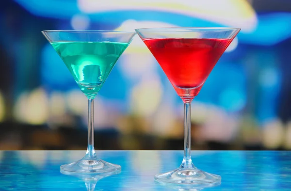 Cocktails på ljus bakgrund — Stockfoto