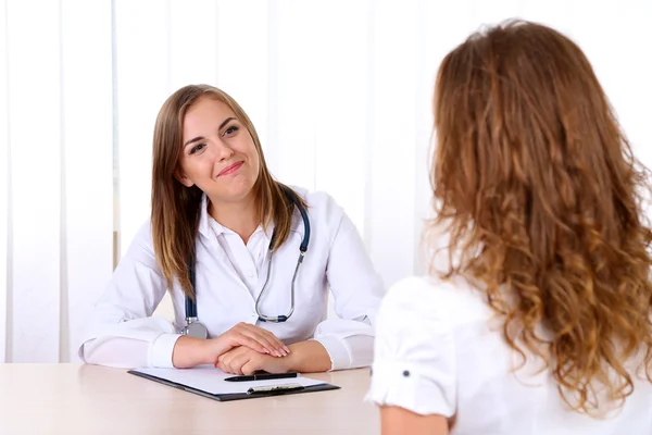 Médecin et patient au bureau — Photo