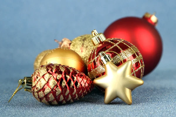 Boże Narodzenie dekoracje na niebieskim tle — Zdjęcie stockowe