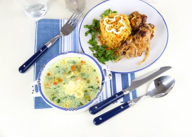 çorba ve tablo peçeteye Tabaklarda etli pilav