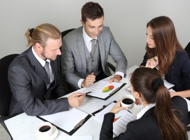 Grup birlikte toplantı olan iş adamları