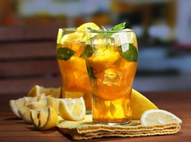 buzlu çay limon ve nane ahşap masa, açık havada
