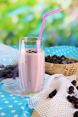 doğal zemin üzerine ahşap masa blackberry ile lezzetli muzlu süt