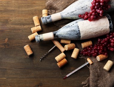 eski şişe şarap, üzüm ve ahşap zemin üzerinde mantarlar