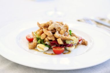 Sezar salatası beyaz tabakta yakın çekim