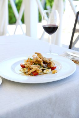 Sezar salatası beyaz tabakta yakın çekim