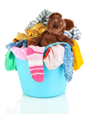 beyaz izole mavi çamaşır sepeti