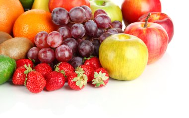 Beyaza izole edilmiş farklı meyveler