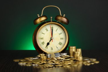 antika saat ve sikkeler üzerinde koyu renk arka plan üzerinde ahşap tablo