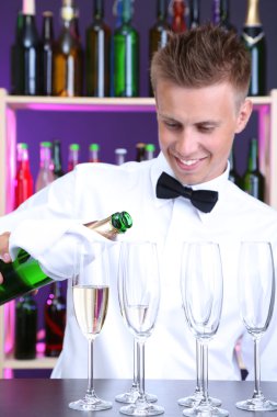 Barmen şampanya gözlük içine yağıyor