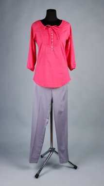 güzel bluz ve gri arka plan üzerinde manken üzerinde gri pantolon