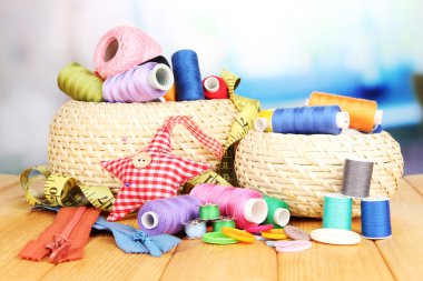 hasır sepetleri ile parlak zemin üzerine ahşap masa üzerinde iğne işi'den aksesuarlar