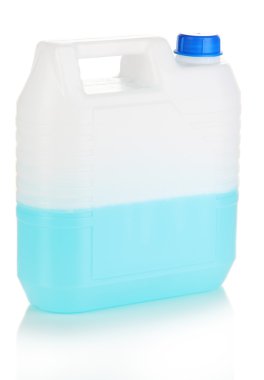 Mavi sıvı araç üzerinde beyaz izole canister içinde