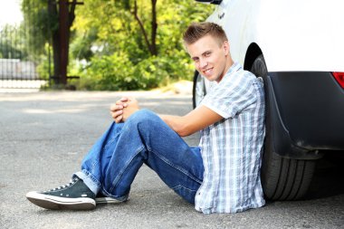 adam yolda araba arıza kurtarılmayı bekliyor