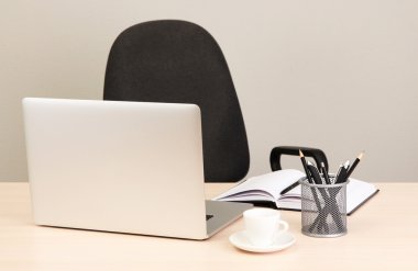 Bilgisayarlı ofis işyeri, kapat