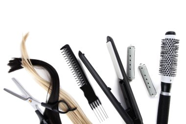 Profesyonel kuaför aletleri, beyaza izole edilmiş.