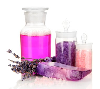 el yapımı sabun ile deniz tuzu ve üzerinde beyaz izole sıvı sabun