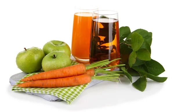 果汁、 苹果和胡萝卜，孤立在白色的眼镜 — 图库照片