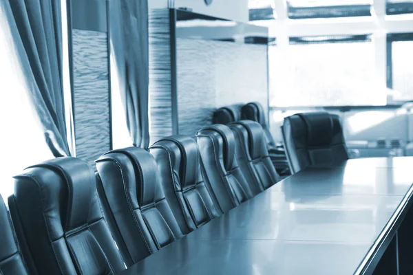 Interior de la sala de conferencias vacía en tonos de gris — Foto de Stock