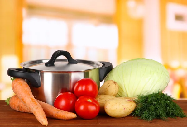 Ingredientes para cocinar sopa en la mesa en la cocina — Foto de Stock