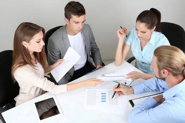 Geschäftsteam arbeitet im Büro gemeinsam an seinem Projekt — Stockfoto