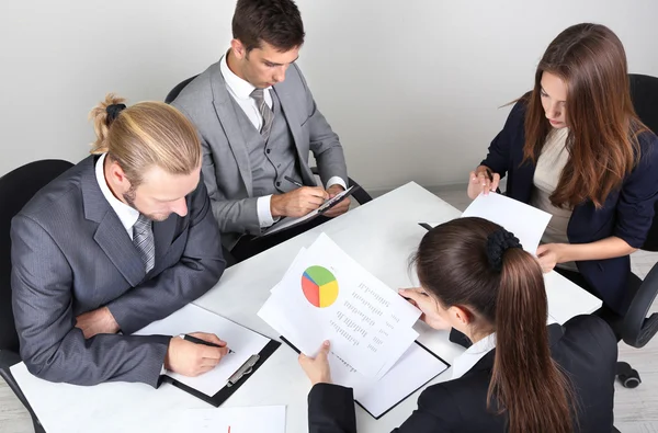 Groep van mensen uit het bedrijfsleven hebben vergadering samen — Stockfoto