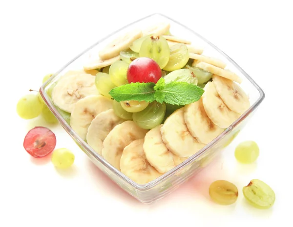 Salade de fruits savoureux dans un bol en verre, isolé sur blanc — Photo
