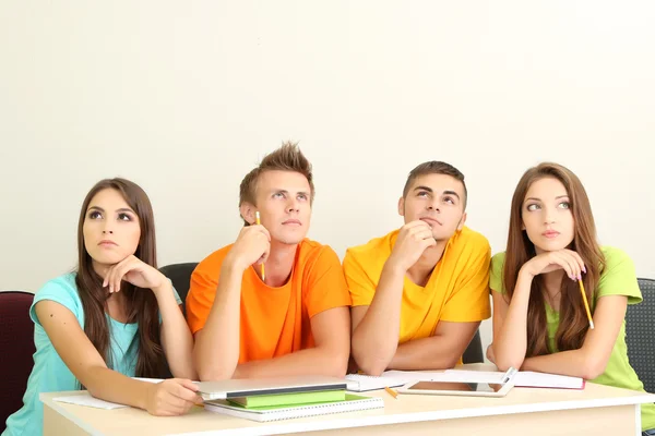 Grupo de jovens estudantes sentados na sala — Fotografia de Stock