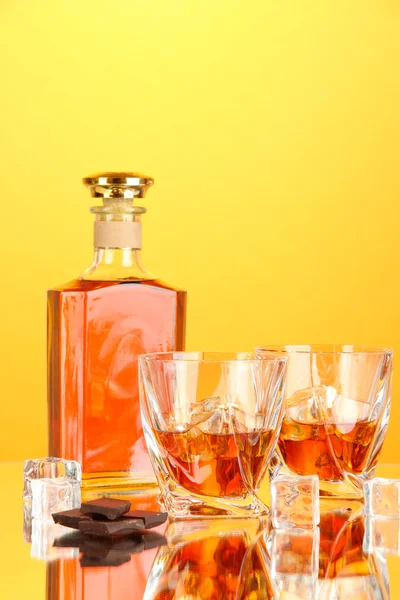 Bottle and two glasses of scotch whiskey, on color background — Stock Photo, Image