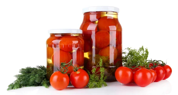 Tomates enlatados e frescos saborosos, isolados em branco — Fotografia de Stock