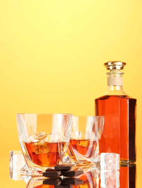 Bottle and two glasses of scotch whiskey, on color background — Stock Photo, Image