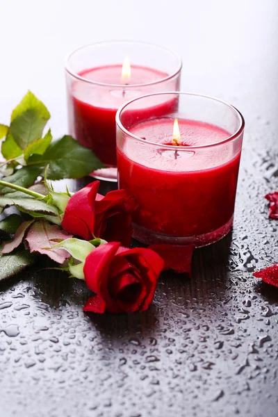 Hermosas velas rojas románticas con flores, de cerca — Foto de Stock