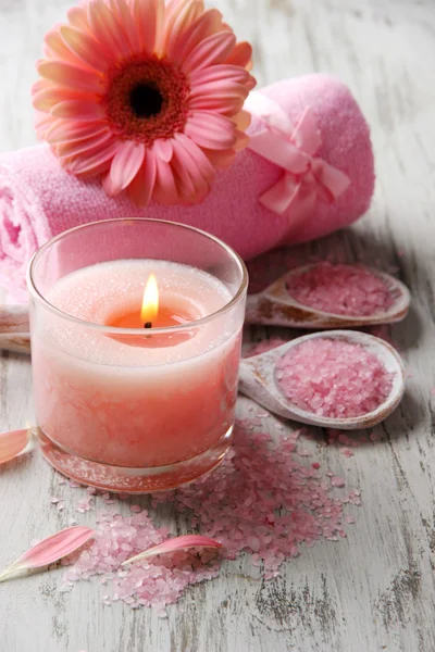美的水疗中心设置与粉红色的蜡烛和木制背景上的花 — 图库照片