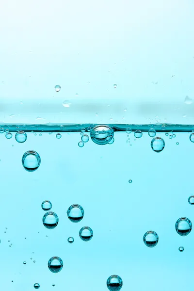 Onde d'eau isolée sur blanc — Photo