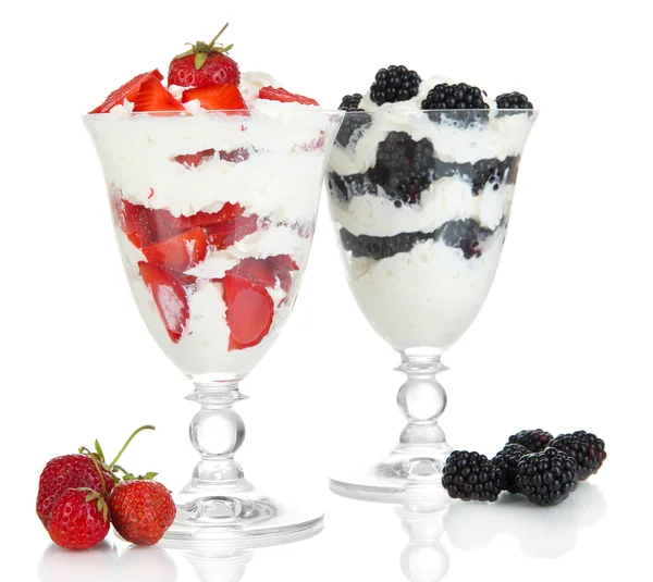 天然酸奶配上白色隔离的新鲜浆果 — 图库照片