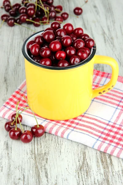 Sweet cherry in cup on table close-up — Stock Photo, Image